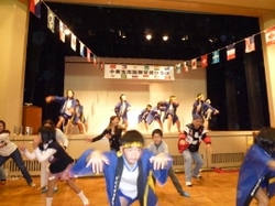 野田小学生とヨサコイを踊る写真