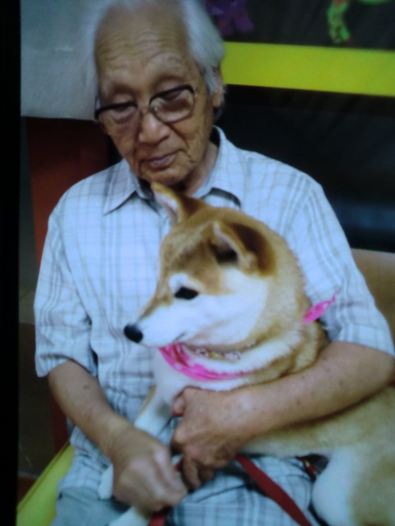 作者の大和田正常さんと愛犬チコの写真