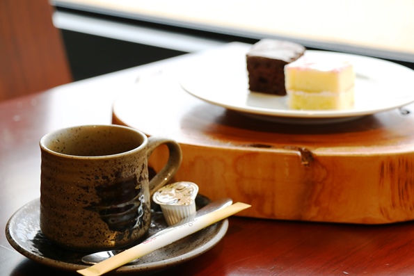レストランカフェのコーヒーとケーキの写真