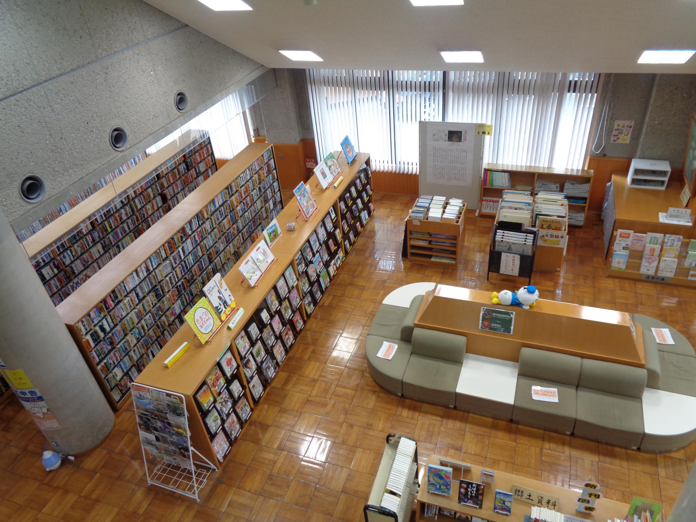 小川図書館館内