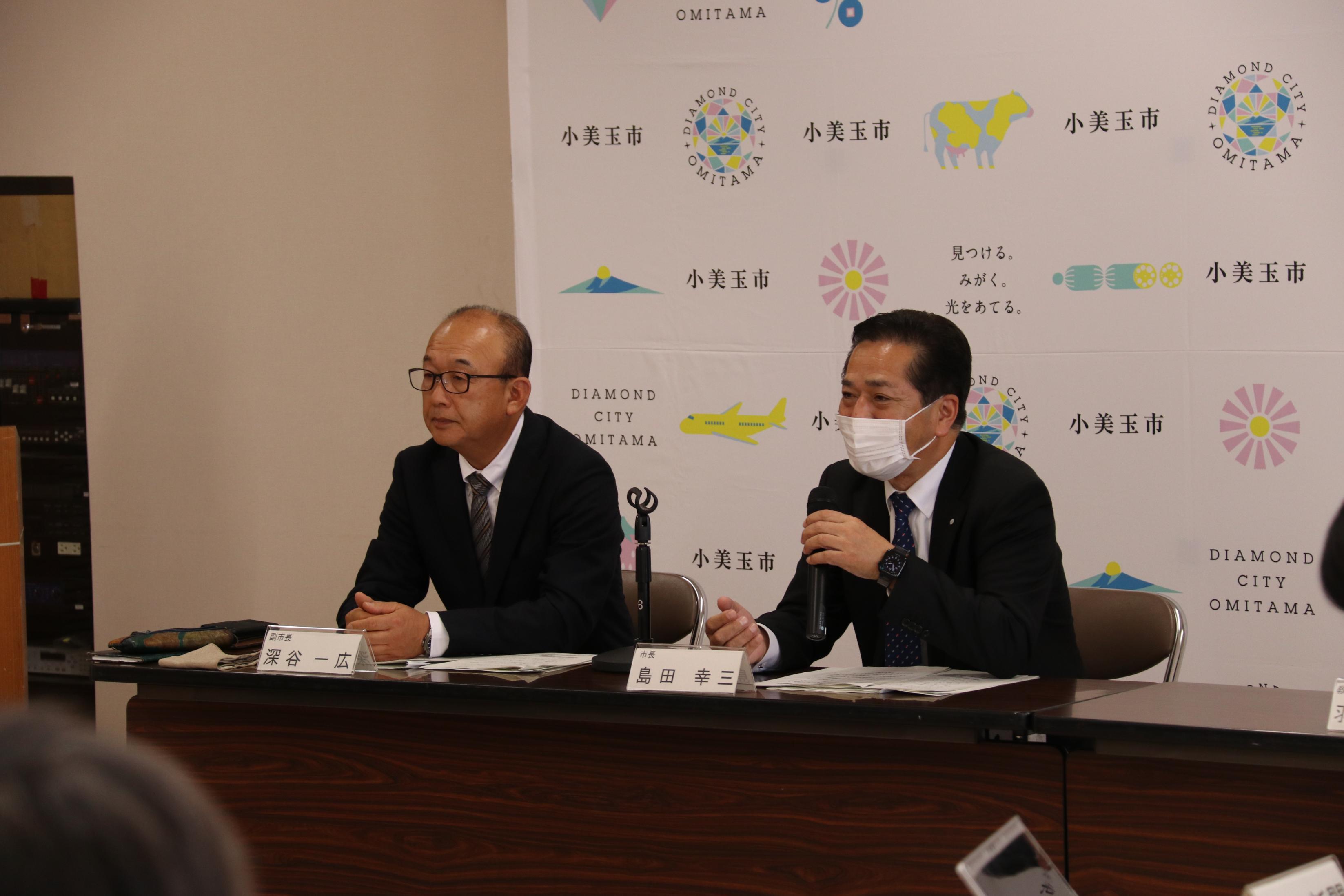 質問に答える市長