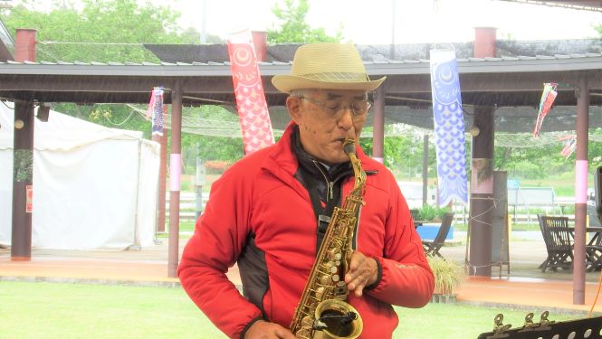 「チャーリー栗原」各種管楽器のマラソン演奏