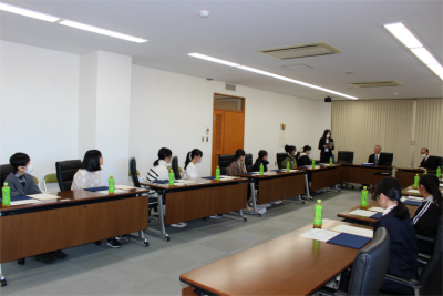 当日の朝、児童へ子ども議会の説明をしている写真