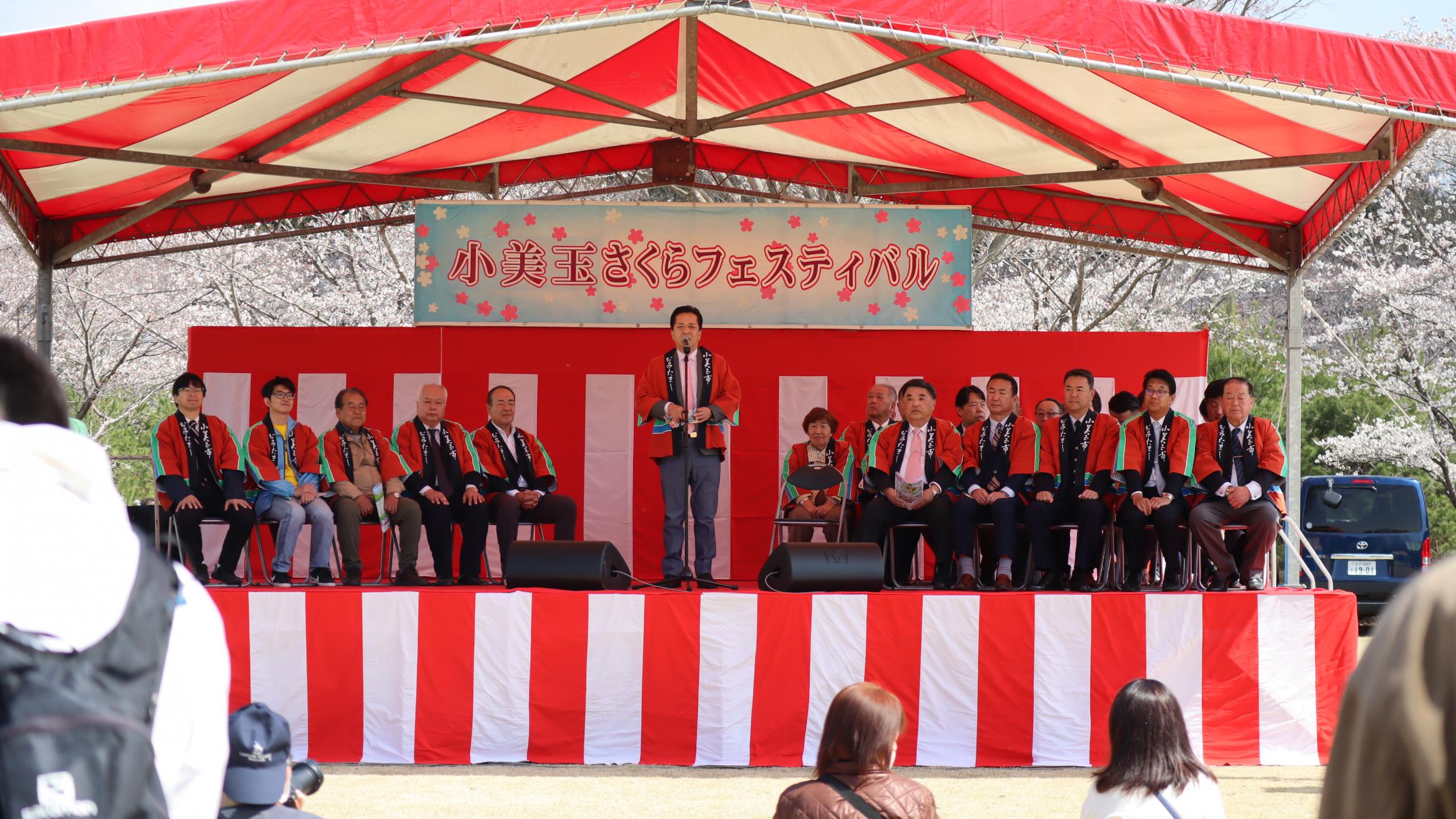 さくらフェスティバルで挨拶をする市長
