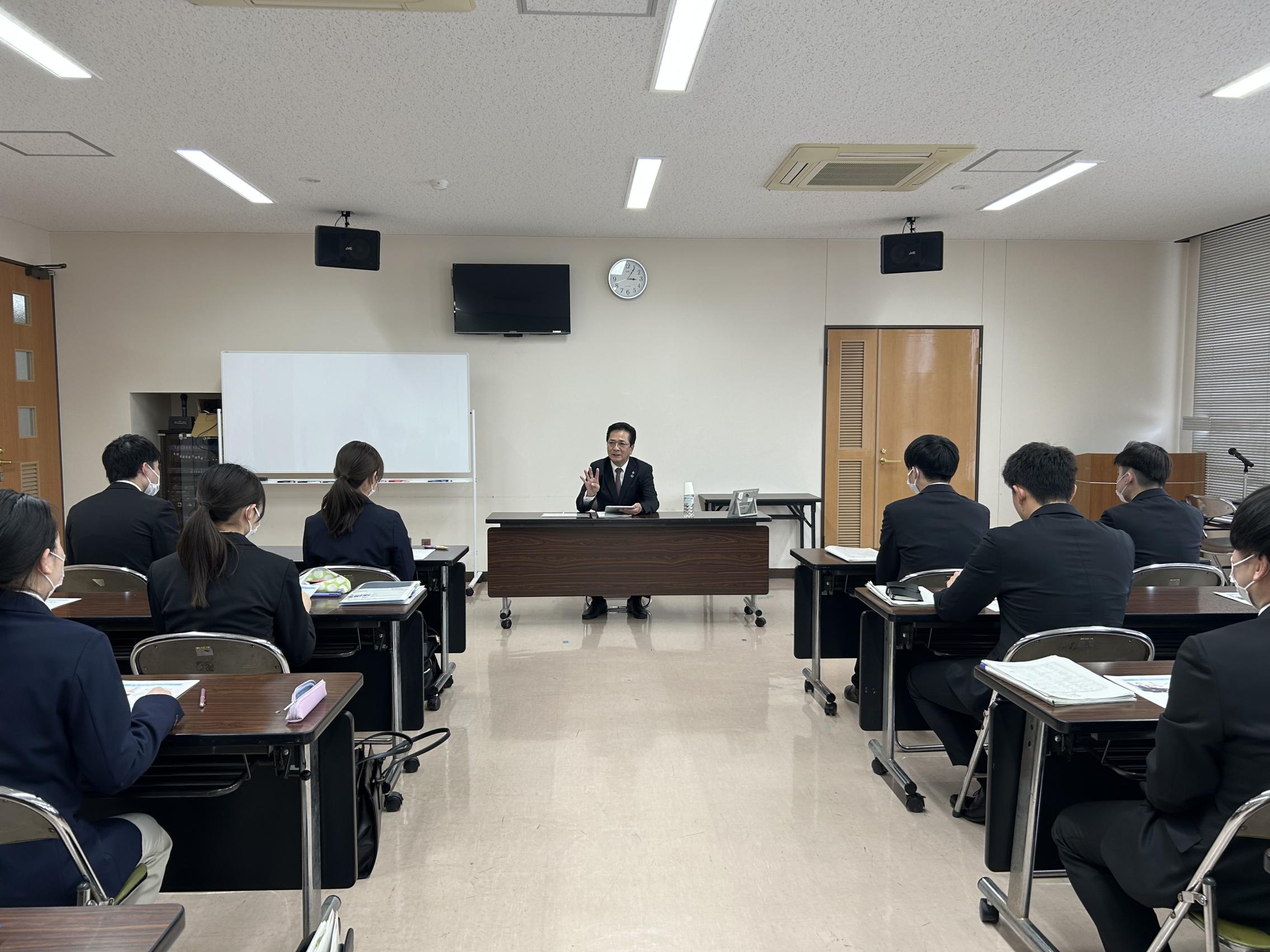 新規採用職員に講話をする市長