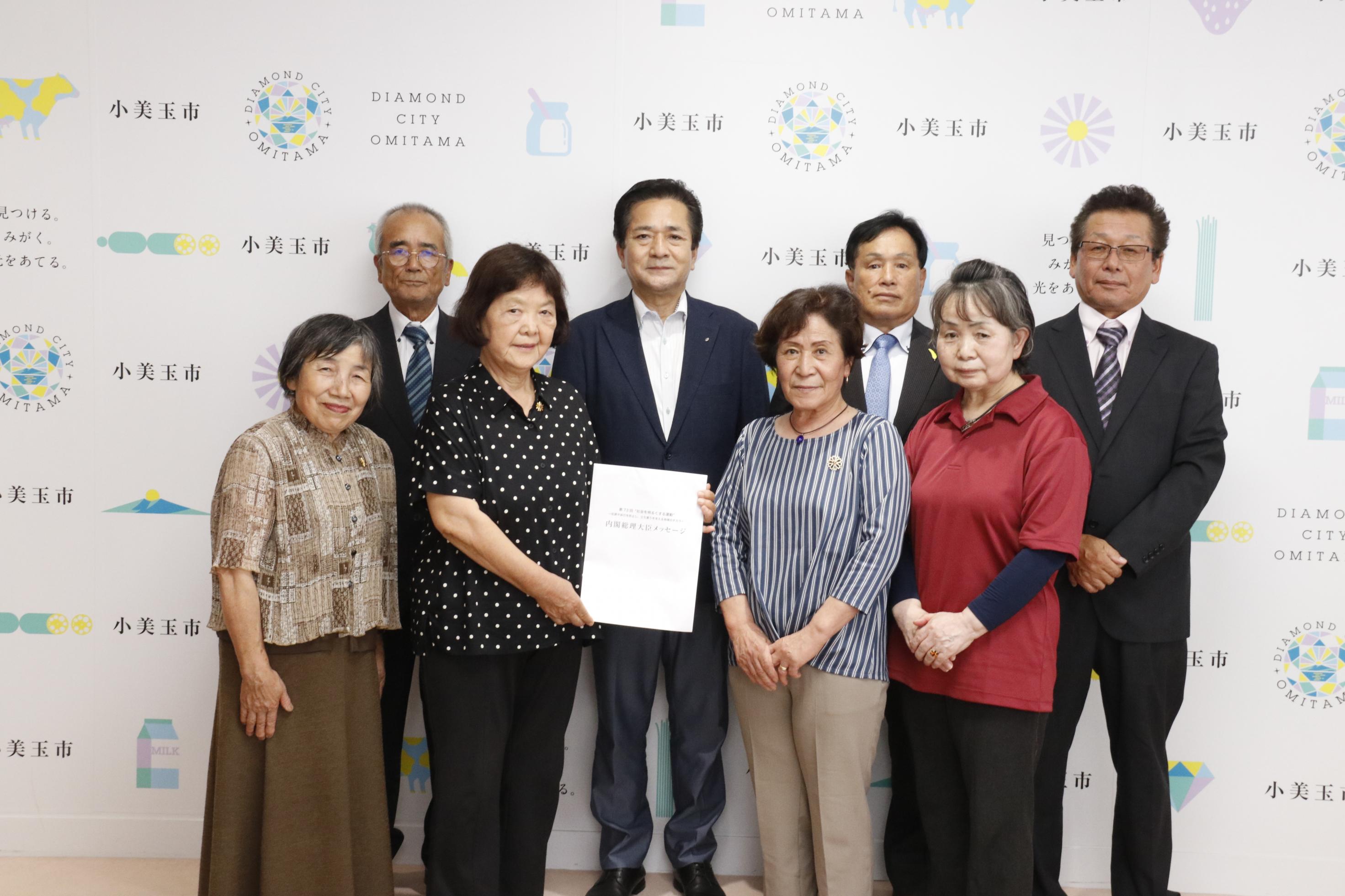 メッセージを受取る市長