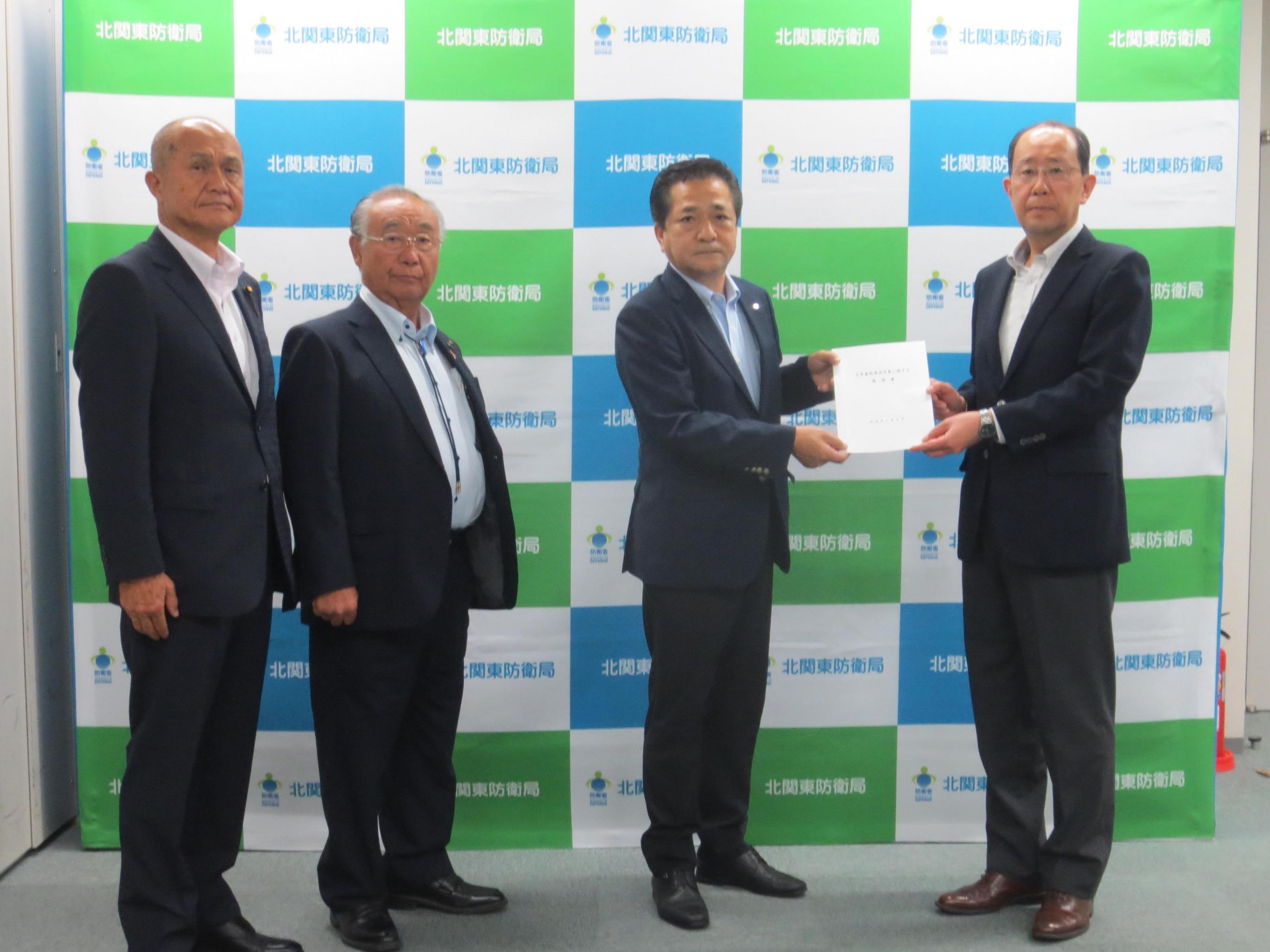 要望書を渡す市長