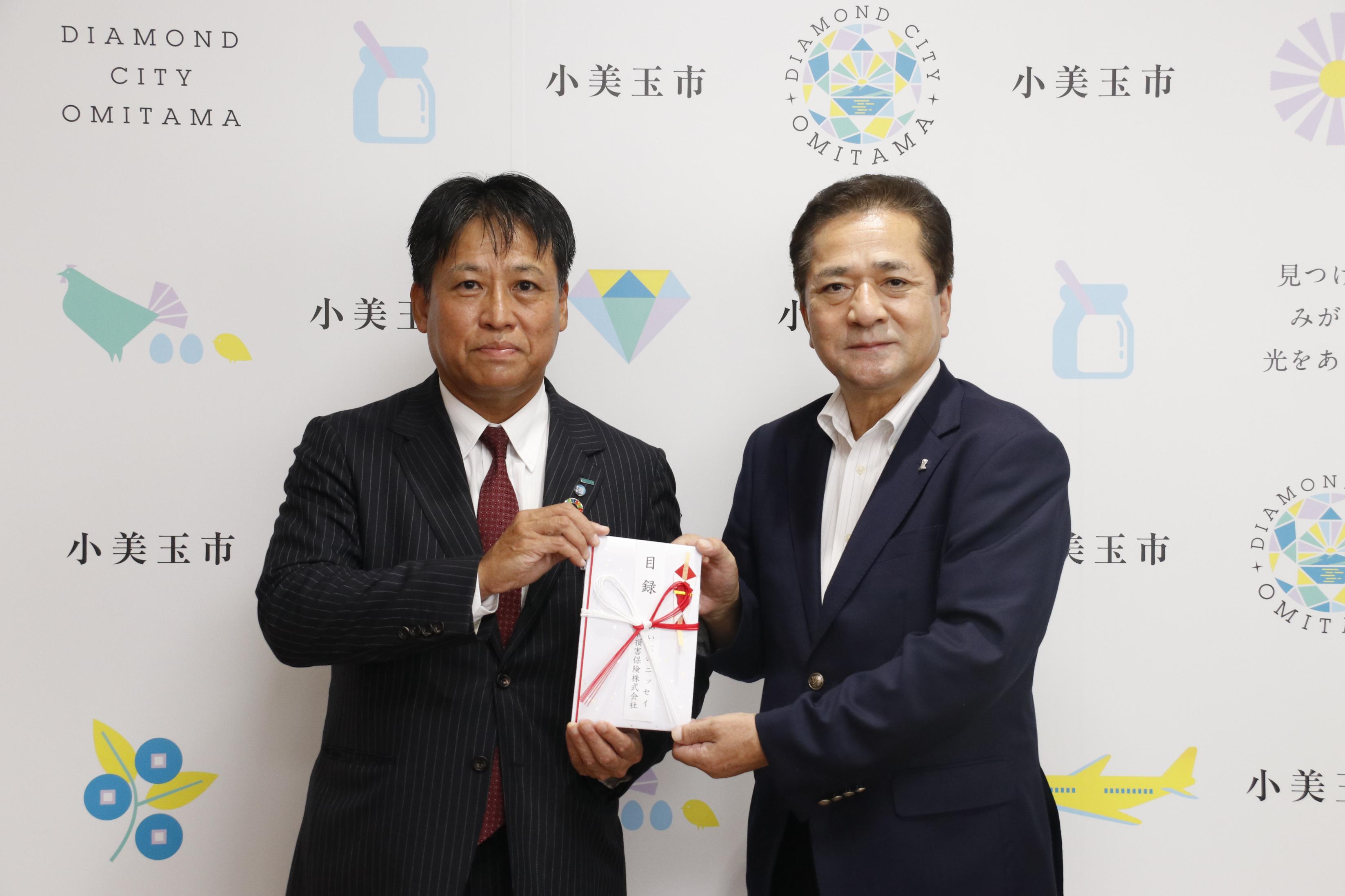 目録を受け取る市長