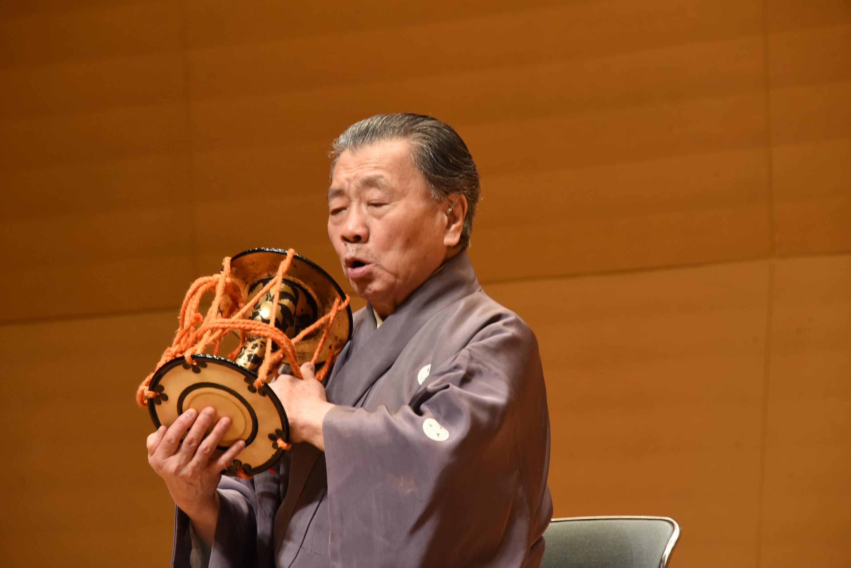 小鼓をたたく様子 小鼓をたたく様子