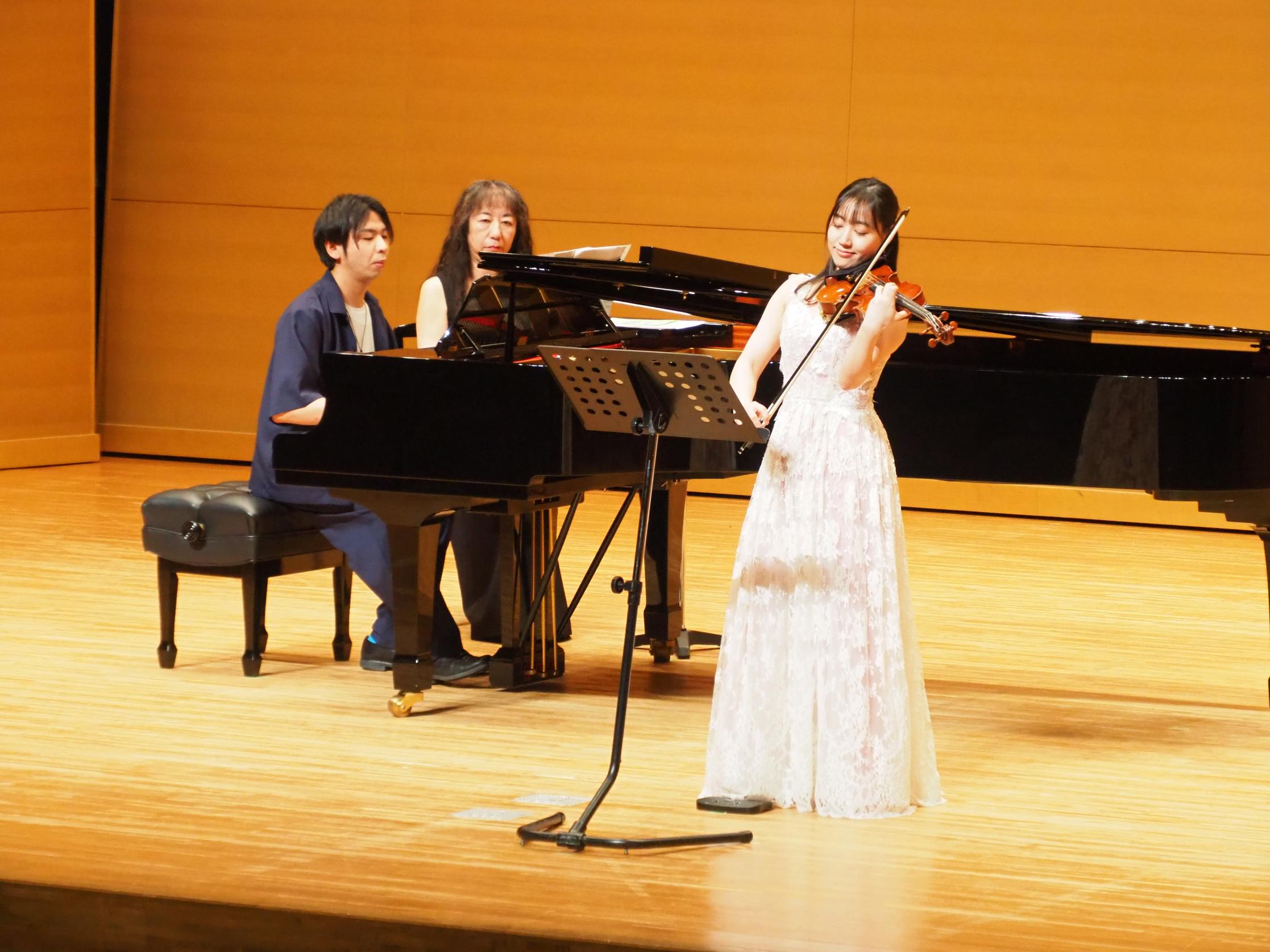 演奏会の様子(井氏・佐久間氏) 演奏会の様子(井氏・佐久間氏)