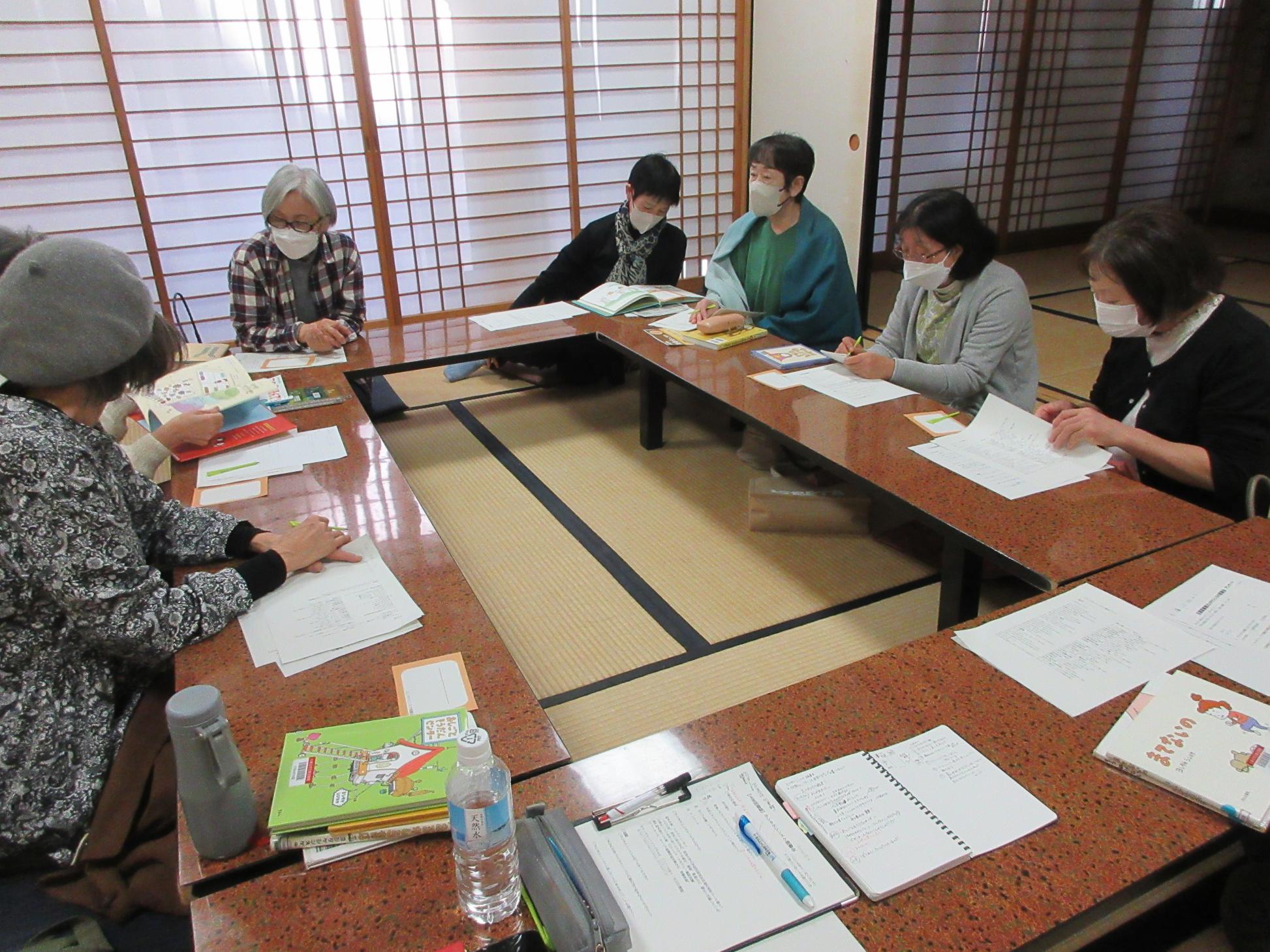 一つの本について議論する様子 一つの本について議論する様子