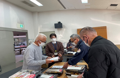 おせちセットを準備している様子