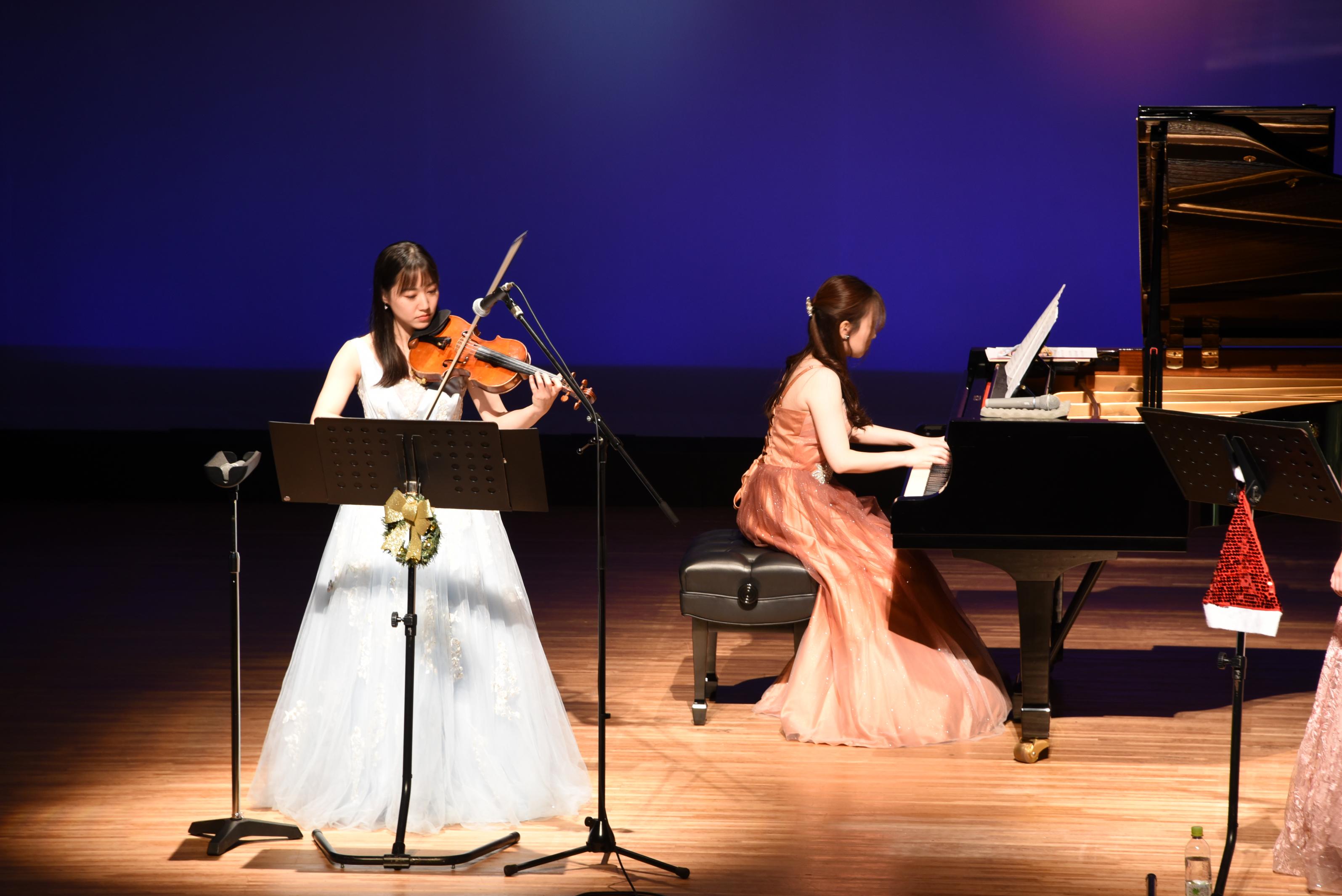 ヴァイオリンを演奏する様子 ヴァイオリンを演奏する様子