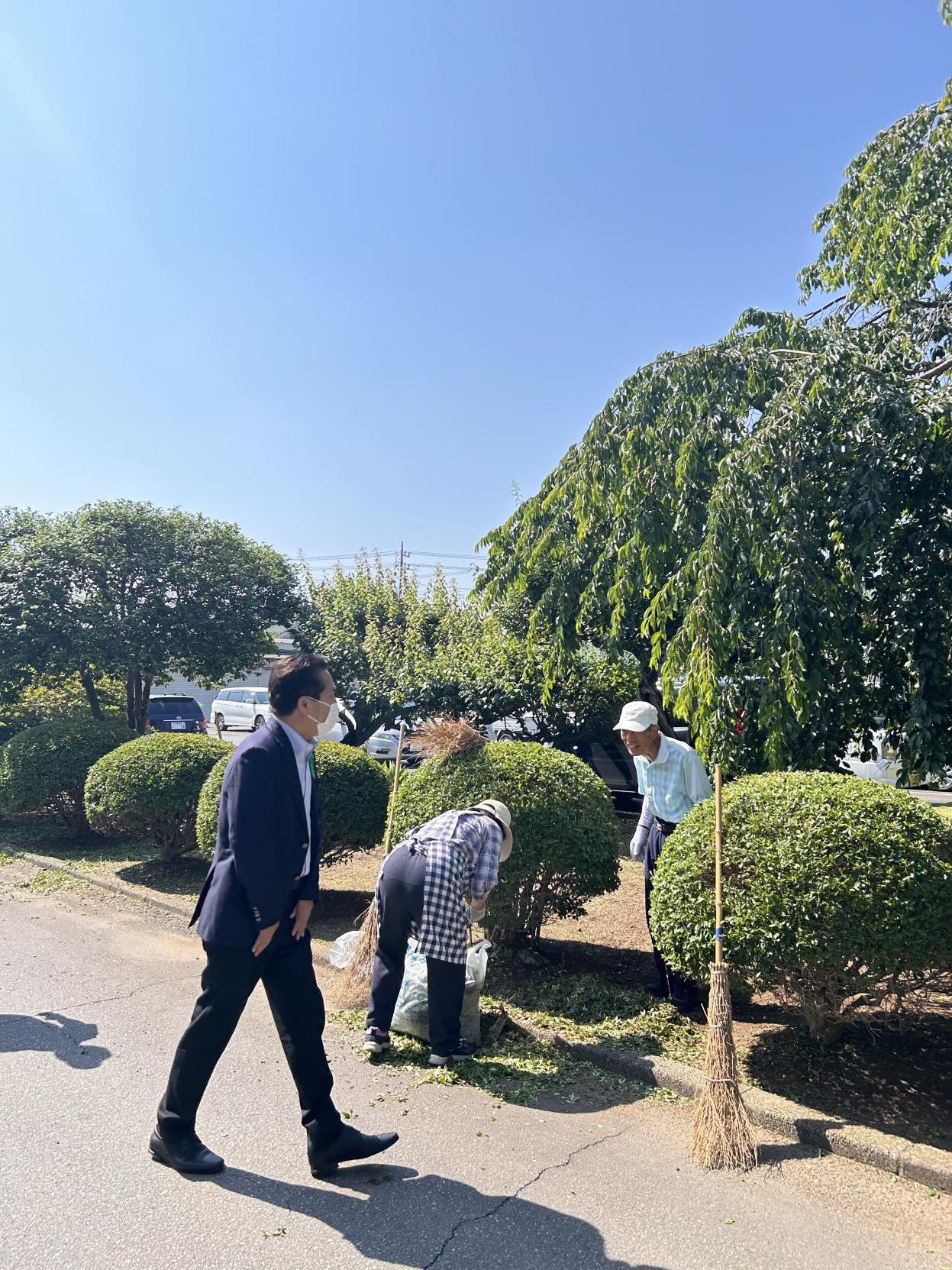市役所本庁前清掃ボランティア（小美玉市老人クラブ美野里支部様）