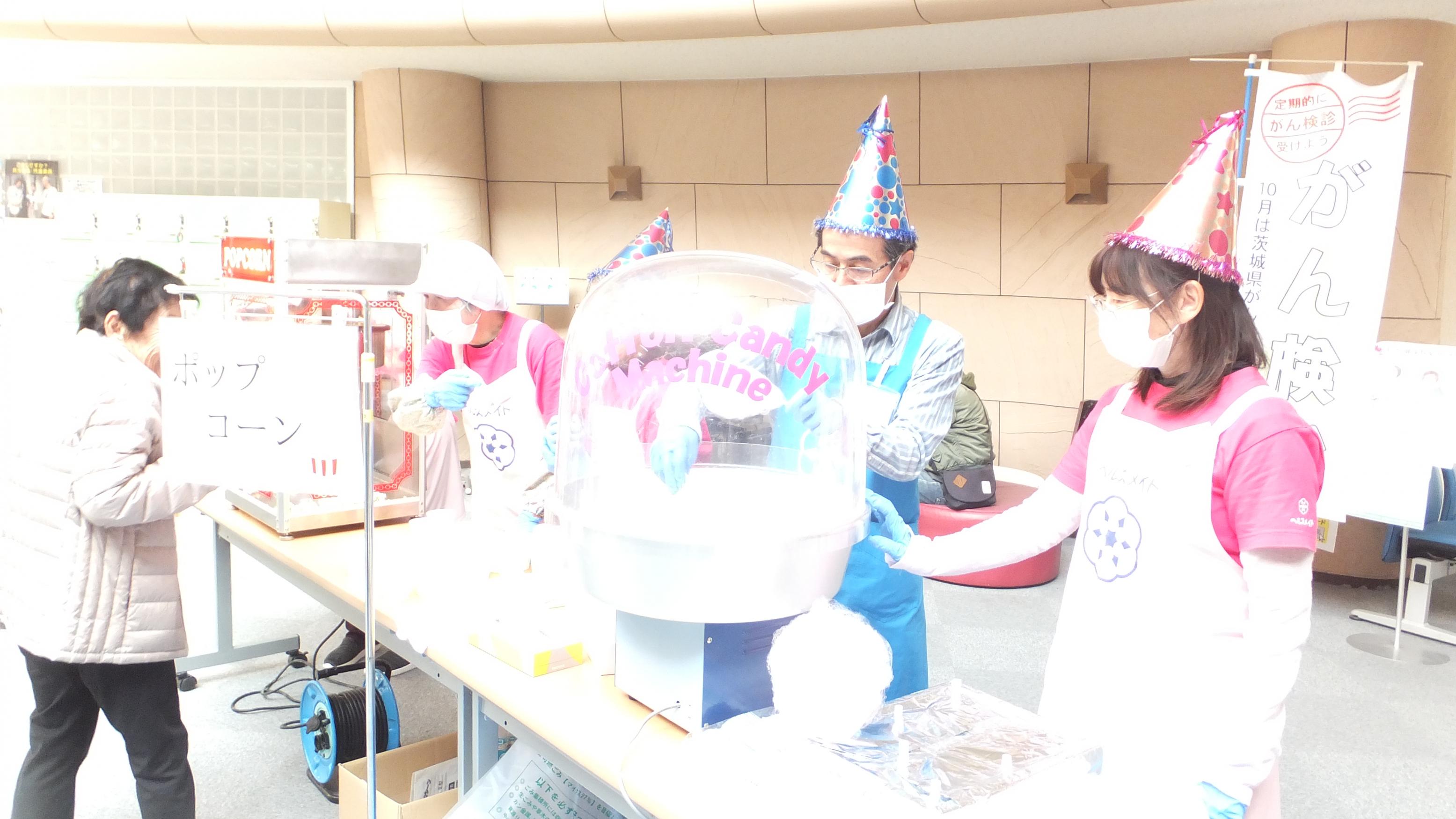 ポップコーンとわたあめを作っている様子