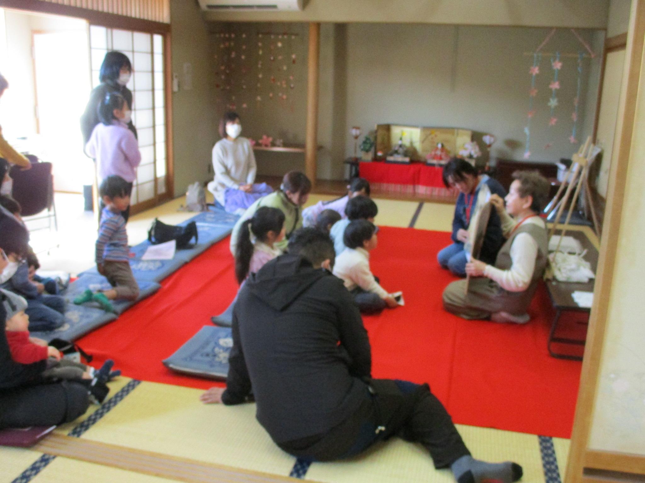 昨年のひなまつりおはなし会の様子