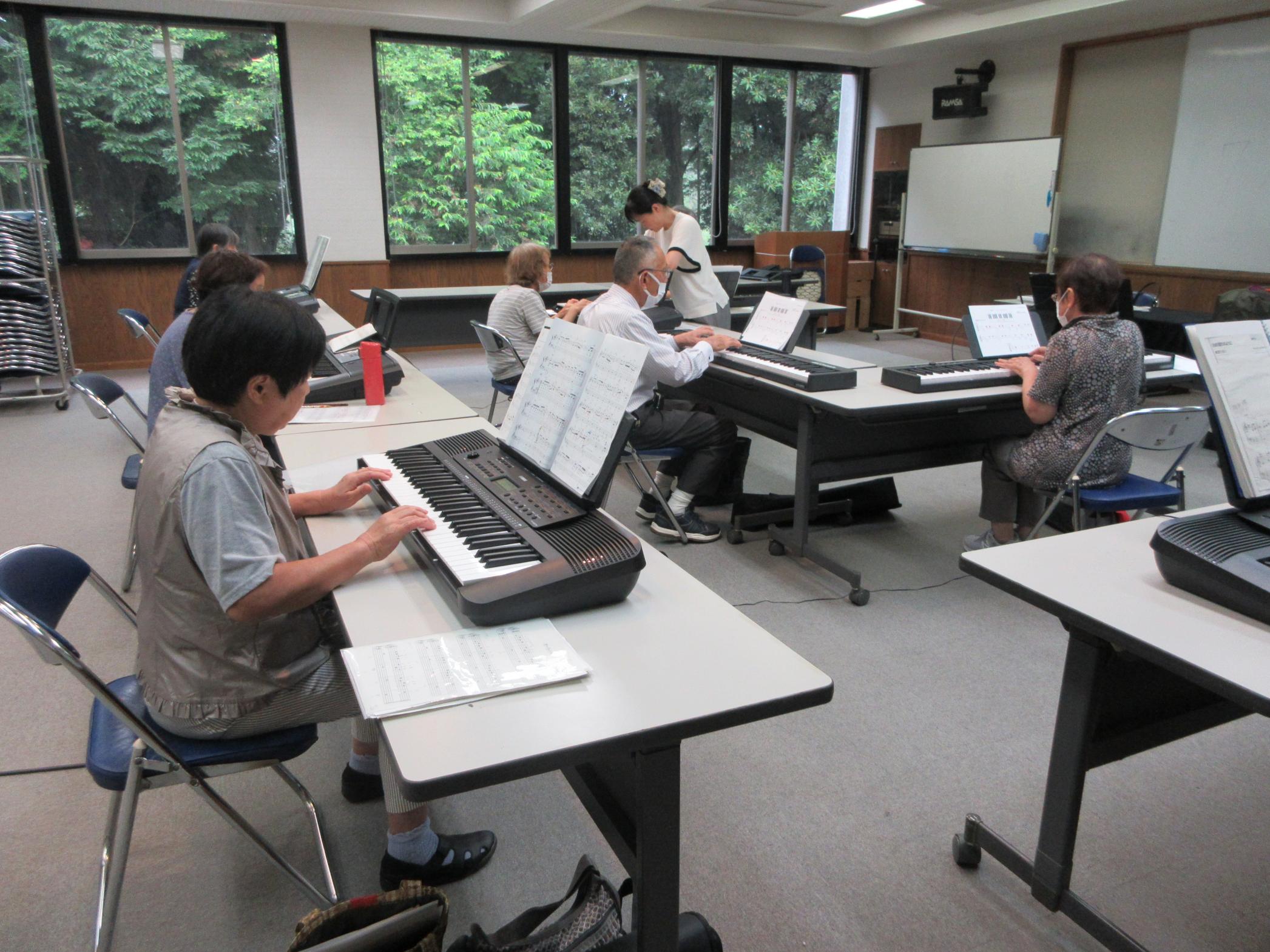 ピアノとハンドベル（玉里公民館）